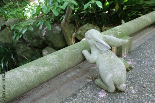 うさぎと亀の置物