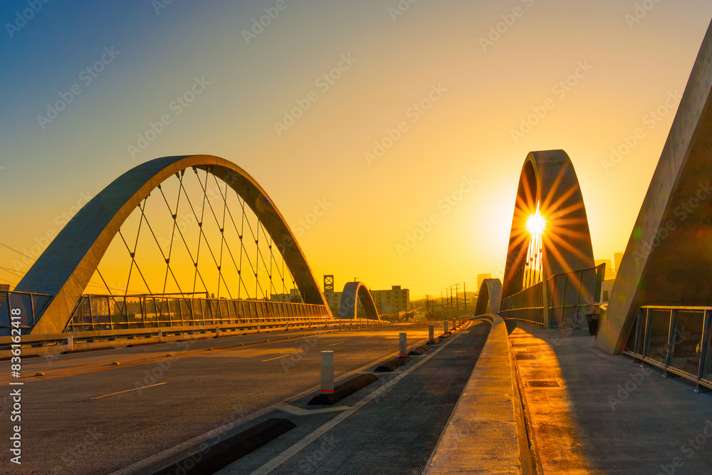 Obraz premium Sunset Glow Through the 6th Street Bridge in Los Angeles