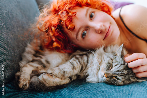 Fotografie portrait red-haired teenage girl with gray fluffy cat