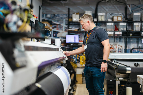 Foto Man working in a printing factory