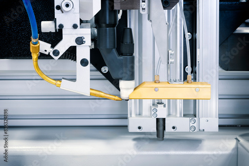 Foto A machine with a yellow hose attached to it