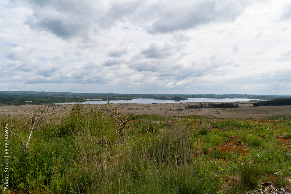 Vue pittoresque sur le lac de Brenillis, au sein des Monts d'Arrée, dans le parc naturel régional d'Armorique en Bretagne. Vue pittoresque sur le lac de Brenillis, au sein des Monts d'Arrée, dans le parc naturel régional d'Armorique en Bretagne.