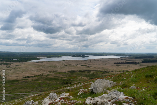 Vue imprenable sur le lac de Brenillis, au cœur des Monts d'Arrée, dans le parc naturel régional d'Armorique en Bretagne
