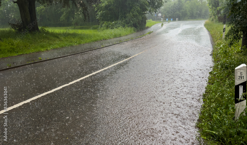 Obraz premium Flooded street during a storm with heavy rain