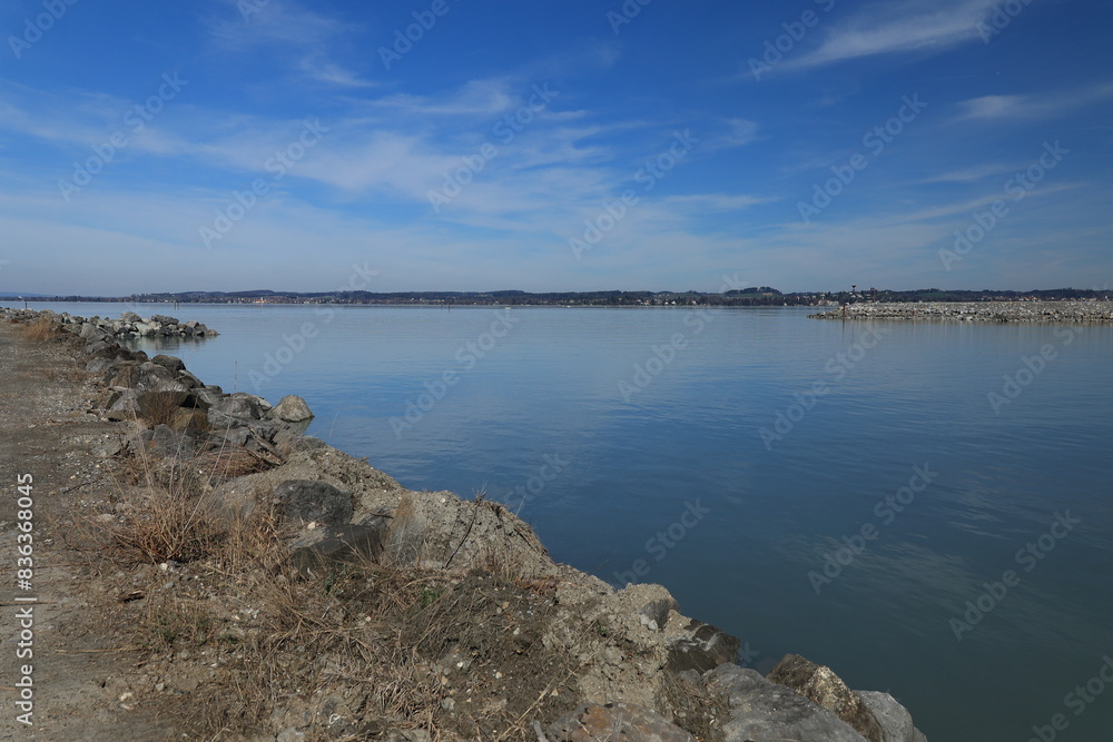 Betrachten Sie die Naturlandschaft dort, wo der Rhein in den Bodensee bei Hard in Österreich mündet Betrachten Sie die Naturlandschaft dort, wo der Rhein in den Bodensee bei Hard in Österreich mündet