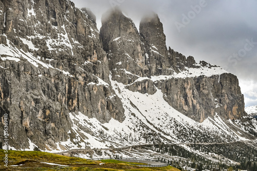 Grödner Joch, Sellagruppe, Sellamassiv, Grödnertal, Val Gardena, Dolomiten, Passhöhe, Bergstrasse, Gröden, Südtirol, Trentino, Schneedecke, Frühling, winterlich, Italien photo