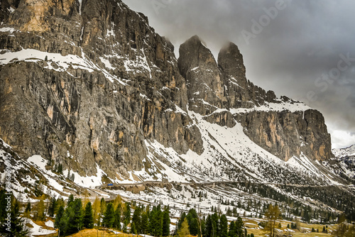 Grödner Joch, Sellagruppe, Sellamassiv, Grödnertal, Val Gardena, Dolomiten, Passhöhe, Bergstrasse, Gröden, Südtirol, Trentino, Schneedecke, Frühling, winterlich, Italien photo