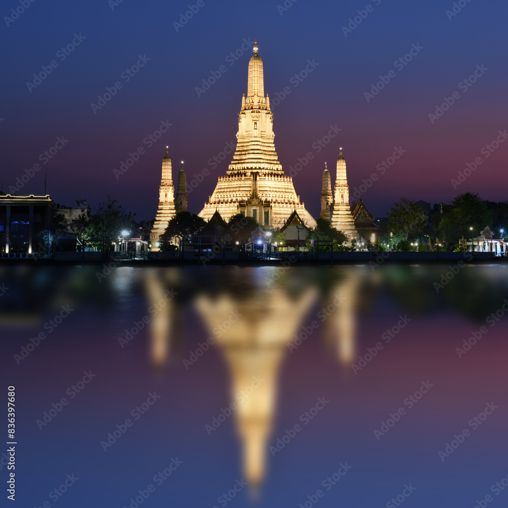 Fototapeta premium Wat Arun Temple at sunset in bangkok Thailand. Wat Arun is a Buddhist temple in Bangkok Yai district of Bangkok, Thailand