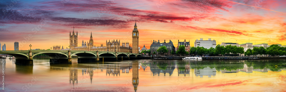 Naklejka premium Big Ben and Westminster bridge at sunrise in London. England