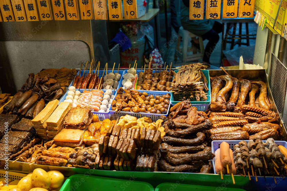 Fototapeta premium taipei taiwan - 09. february 2023: Variety of traditional Taiwanese street food displayed at Raohe Night Market in Taipei.