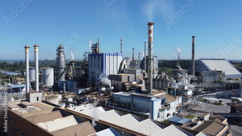 Visão aérea de uma indústria de papel e celulose em Suzano, SP, Brasil