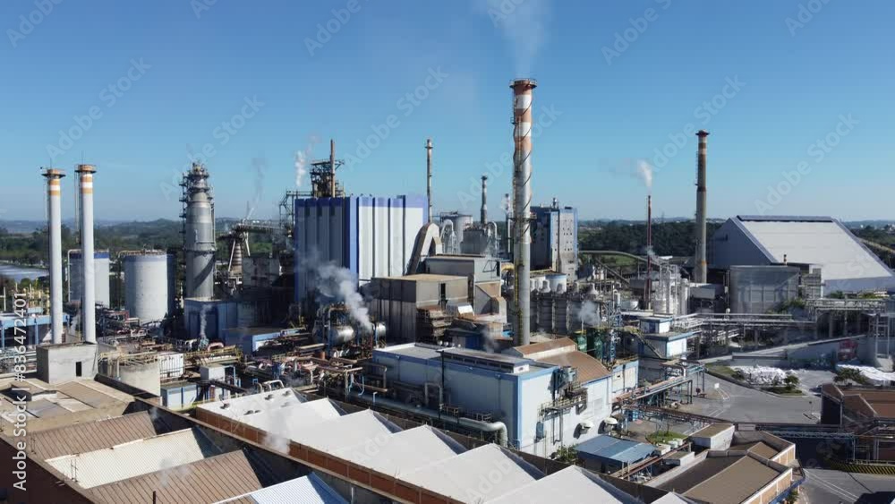 Visão aérea de uma planta industrial de uma fábrica de papel e celulos em Suzano, SP, Brasil