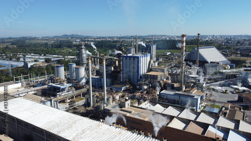 Planta industrial de uma fábrica de papel e celulose no Brasil