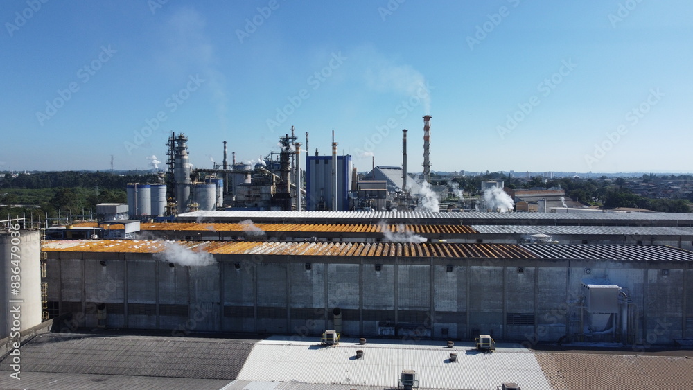Obraz premium Fábrica industrial de papel e celulose vista do alto por um drone em Suzano, SP, Brasil