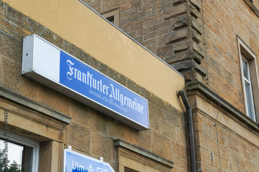 Obraz premium 「フランクフルター・アルゲマイネ」とドイツの新聞社が書かれた看板