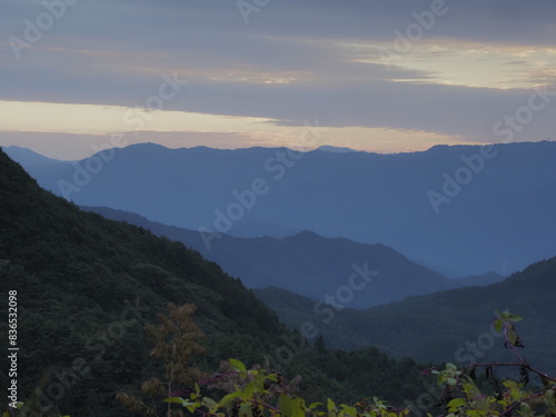 朝日差す山の上からの景色