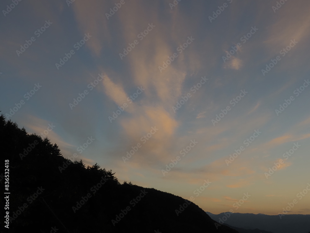 Obraz premium 朝日差す山の上からの景色