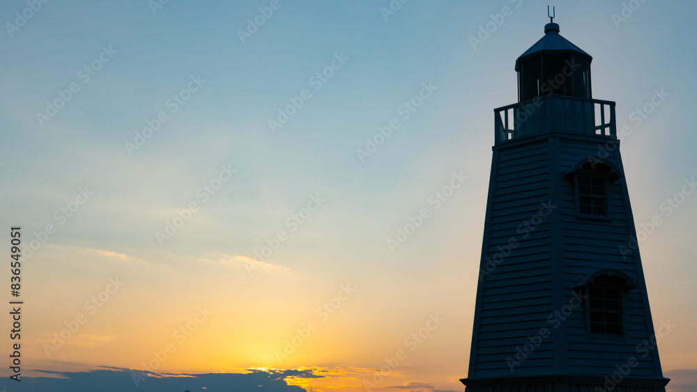 夕陽の中の孤独な灯台 夕陽の中の孤独な灯台