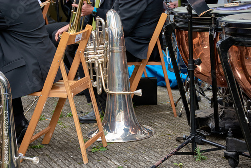 Fotografía A silver euphonium placed on the ground before a street concert