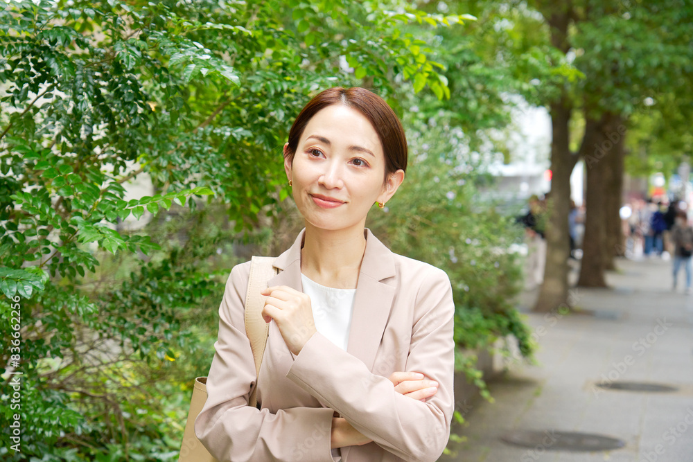 外を歩くビジネスウーマン 外を歩くビジネスウーマン