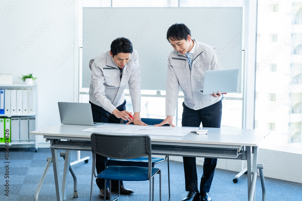 ミーティングする作業着のビジネスマン ミーティングする作業着のビジネスマン