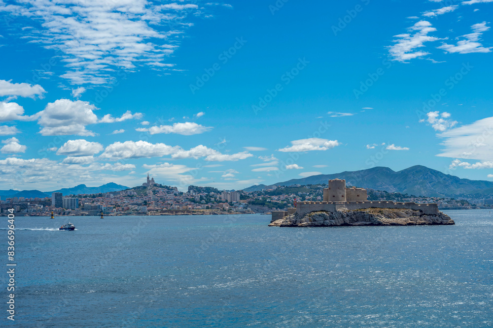 Fototapeta premium Le Château d'If et les îles du Frioul au large de Marseille