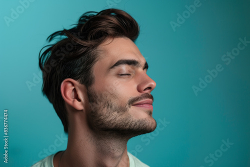 Obraz na płótnie A close up of a man with beard and closed eyes looking to a side w salonie