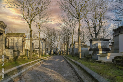 Paris, the Pere-Lachaise cemetery, cobbled alley with graves   © Pascale Gueret
