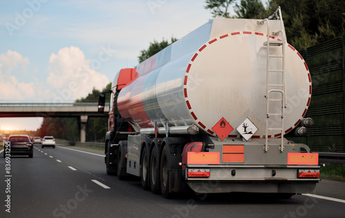 Foto UN IMO Hazardous Dangerous Flammable Marine Pollutants Goods Truck Transportatio