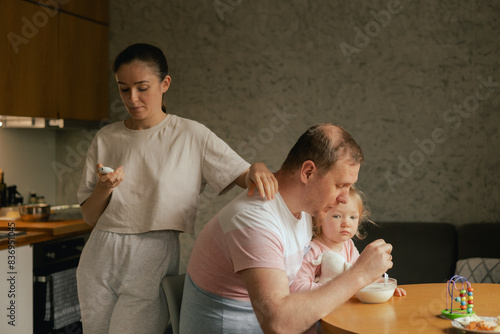 фотографія Close-up of a father with his daughter in his arms feeding her