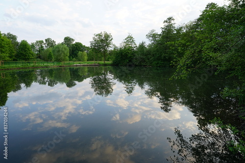 Obraz na płótnie Ein Park in Bielefeld. Dies ist der Ölteich in Bielefeld, er gehört zu den Parkanlagen in Bielefeld. Im Wasser spiegelt sich die landschaft, Bäume. w salonie