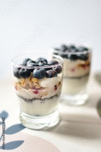 Deux verrines petit déjeuner sain avec yaourt myrtilles nutrition