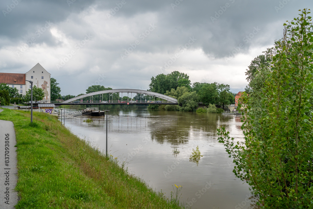 Fototapeta premium Hochwasser an der Donau / Stadt Straubing / Niederbayern