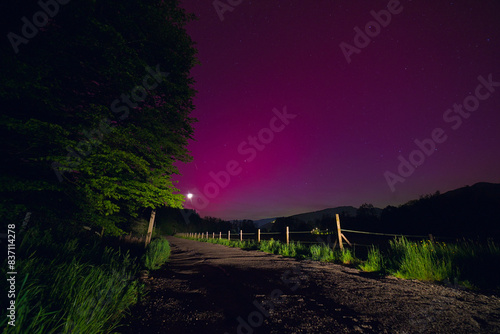 Aurore boréale en France sur un chemin de campagne