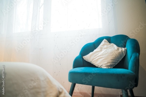 Fauteuil bleu accueillant dans une pièce claire rendez-vous repos