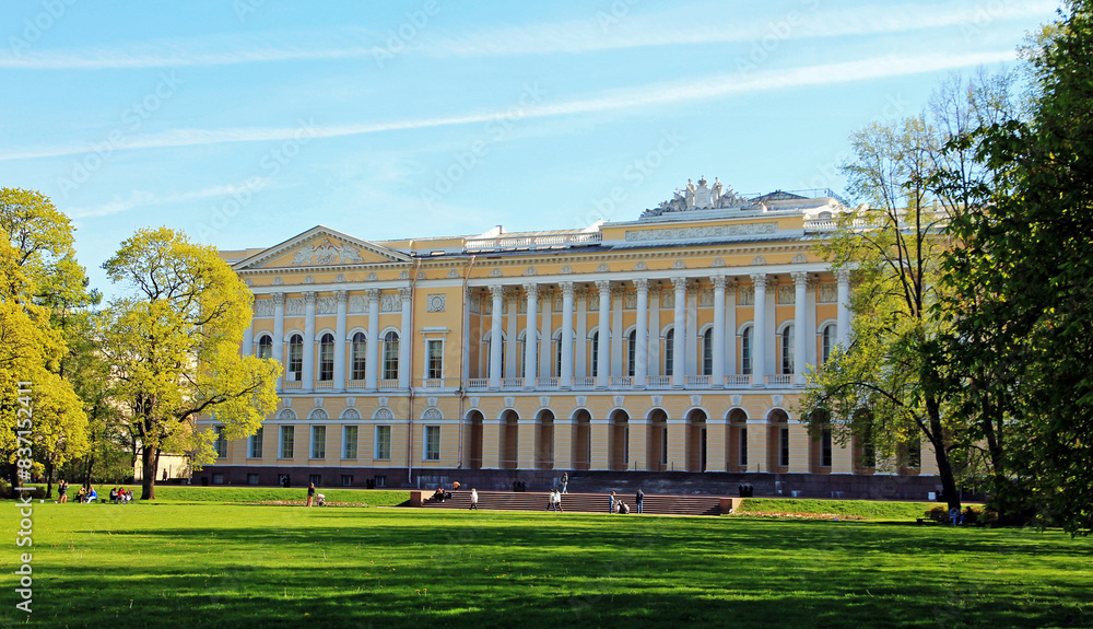Obraz premium Russia, Saint-Petersburg. Mikhailovsky Park and the ancient building of the Russian Museum on a spring day.