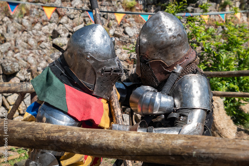 Confronto medieval: Dois combatentes disputam a vitória na arena photo