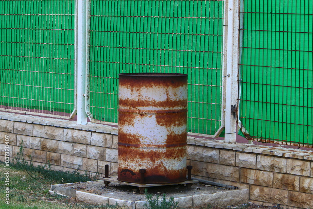Obraz premium Two hundred -liter barrel for storing and transporting liquids.
