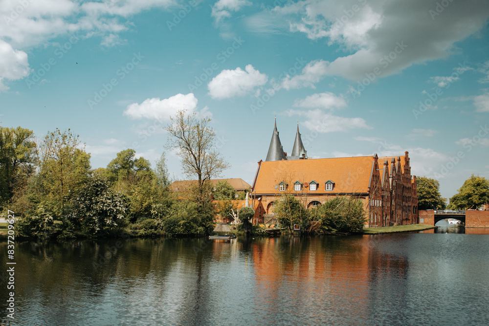 Fototapeta premium Lubeka nad rzeką Trave, Niemcy