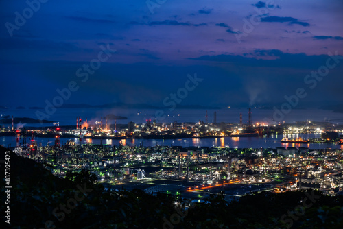 日本の岡山県倉敷市の水島コンビナートの美しい工場夜景