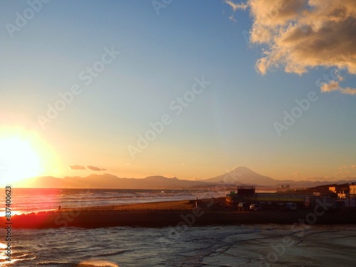 夕焼けの辻堂海岸の風景　江ノ島　富士山