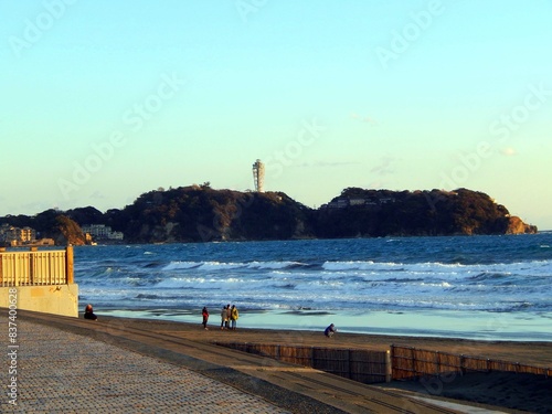 夕焼けの辻堂海岸の風景　江ノ島
