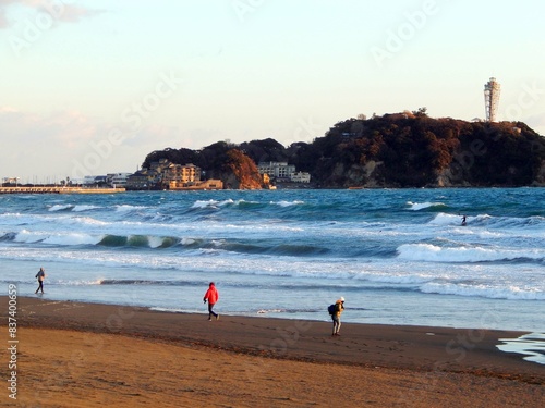 夕焼けの辻堂海岸の風景　江ノ島