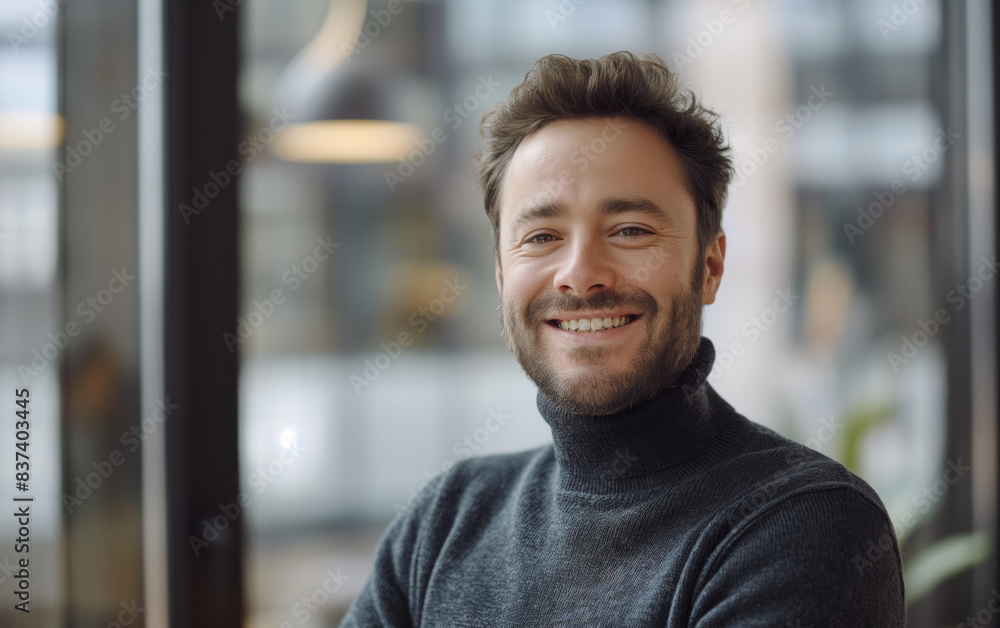 Obraz premium Confident smiling man in office