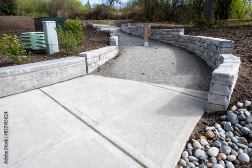 Foto New gravel and cement path leading from the Bellevue Botanical Garden west towar