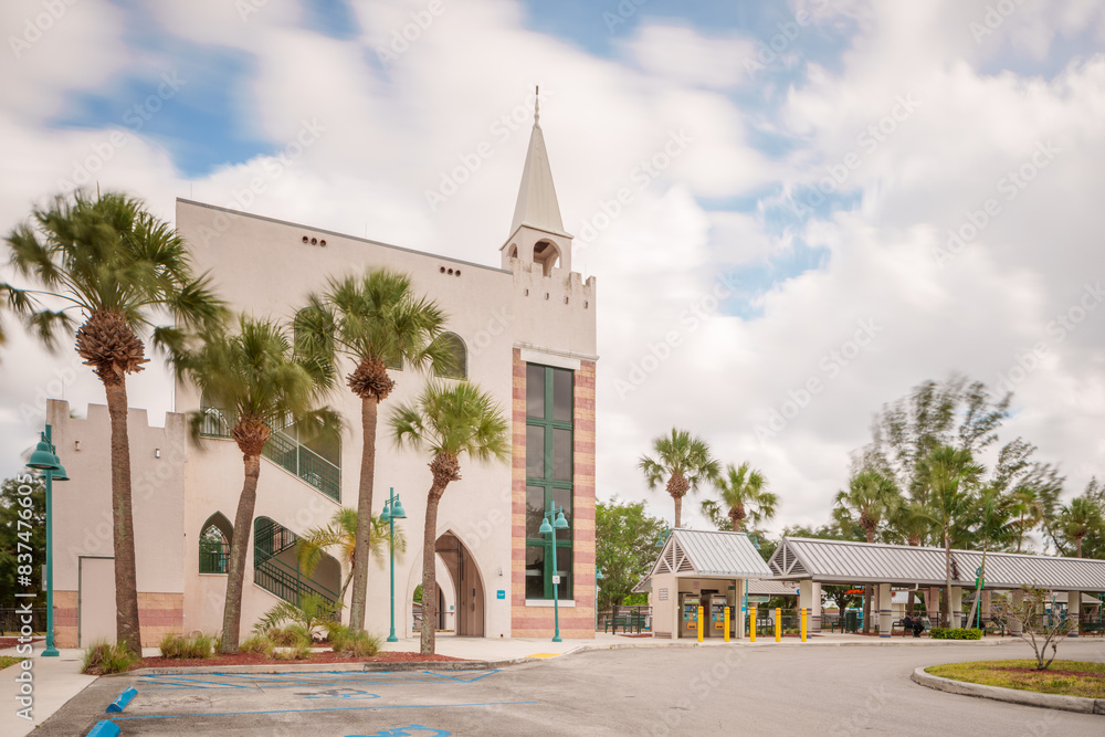Foto Stock Opa Locka Tri Rail Train station and parking lot taken circa