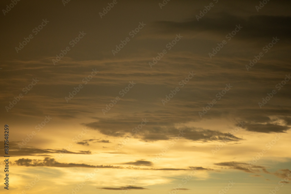 Fototapeta premium Golden Skies and Ethereal Clouds: A Stunning Natural Scene Captured in Perfect Light for Your Creative Needs