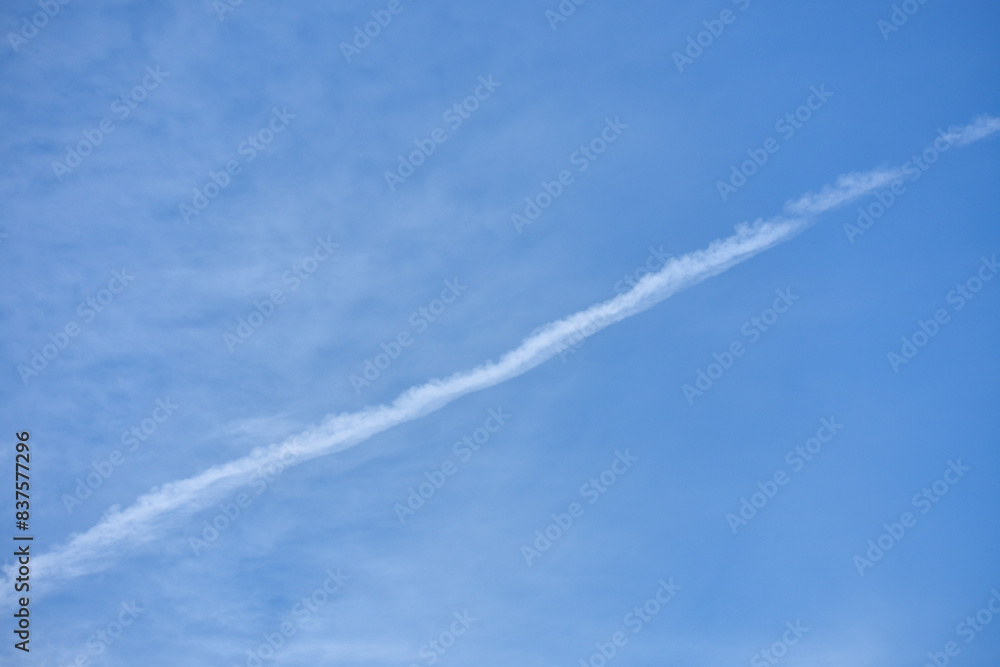 青空に浮かぶ飛行機雲 青空に浮かぶ飛行機雲