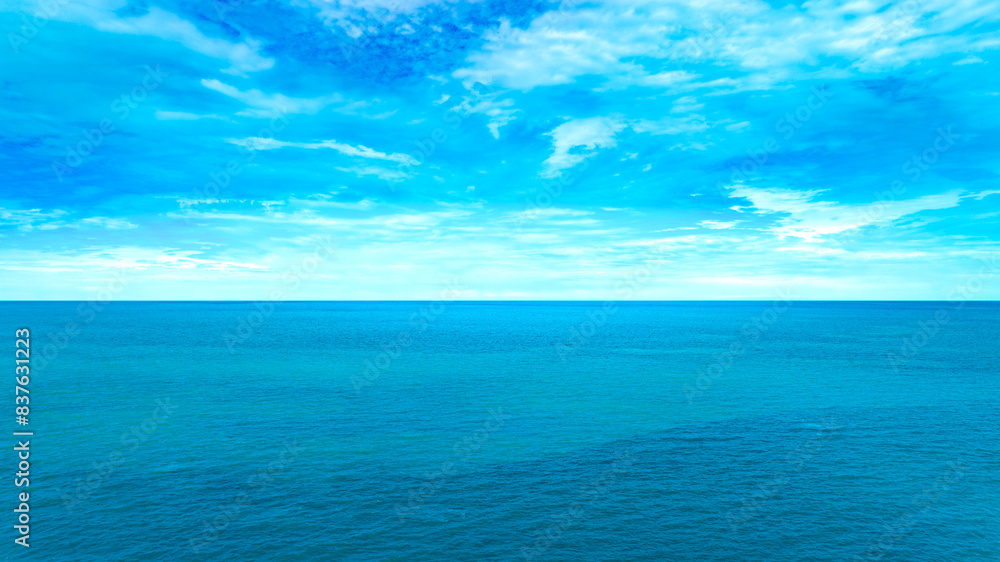 Obraz premium Ocean sea background and the clear sky For summer vacation ideas Nature of summer sea water with sunlight The sea sparkles against the blue sky 