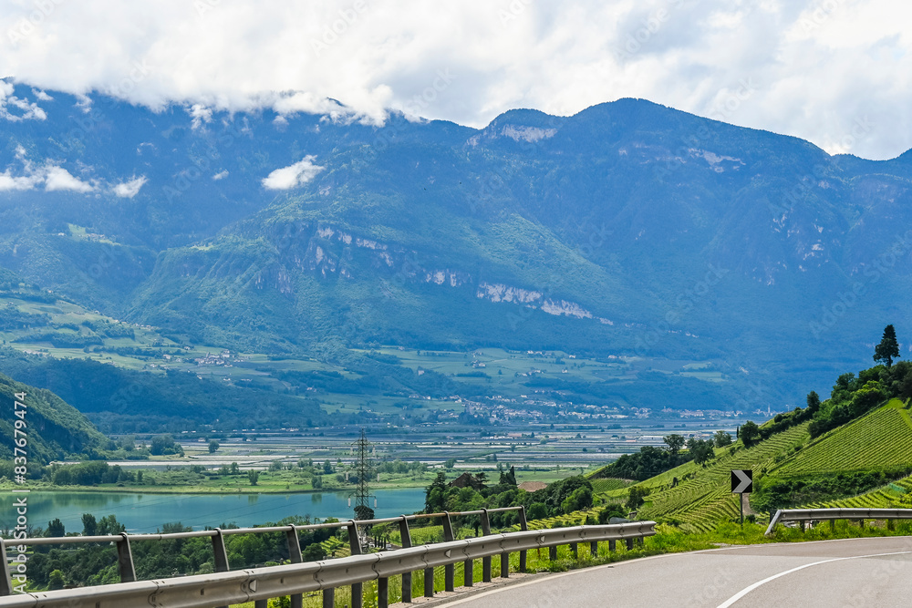 Kaltern, Caldaro, Tramin, Weinstrasse, Kalterer See, See, Lago di Caldaro, Weinberge, Weinbauer, Wanderweg, Spazierweg, Südtirol, Etschtal, Etsch, Überetsch, Frühling, Sommer, Italien Kaltern, Caldaro, Tramin, Weinstrasse, Kalterer See, See, Lago di Caldaro, Weinberge, Weinbauer, Wanderweg, Spazierweg, Südtirol, Etschtal, Etsch, Überetsch, Frühling, Sommer, Italien